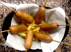 Una foto de Banderillas (corndogs)