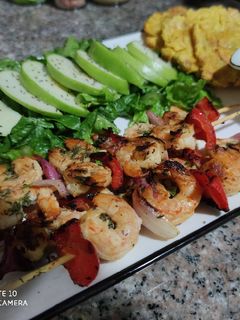 Una foto de Brocheticas de langostinos en mostaza y naranja