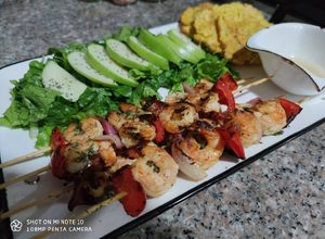 Una foto de Brocheticas de langostinos en mostaza y naranja