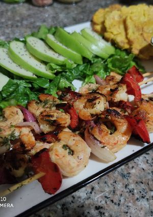 Una foto de Brocheticas de langostinos en mostaza y naranja