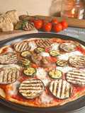 Pizza con verdure grigliate e mozzarella