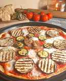 Pizza con verdure grigliate e mozzarella