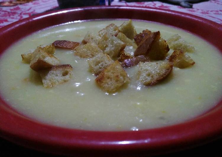 Recipe of Favorite Vellutata di patate con pane bruscato e guanciale