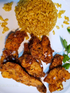 Una foto de Lágrimas de pollo adobadas con arroz frito especiado