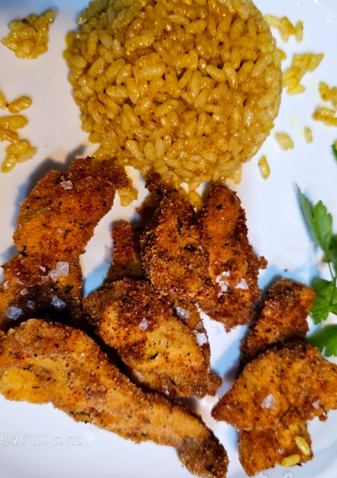 Una foto de Lágrimas de pollo adobadas con arroz frito especiado