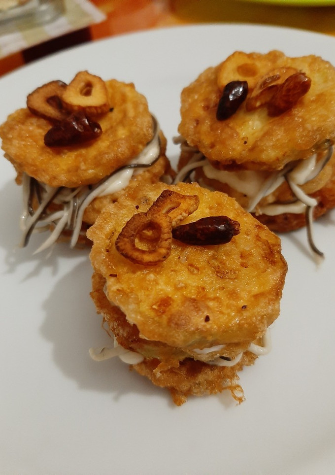Una foto de Milhojas de calabacín con alioli y gulas