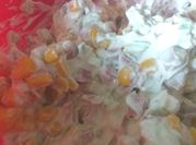 Una foto de ensalada de coditos con crema