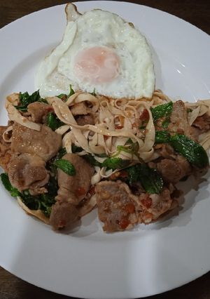 รูปของ เฟตตูชินี่,กะเพรา,หมูสไลด์,ไข่ดาว - คีโต