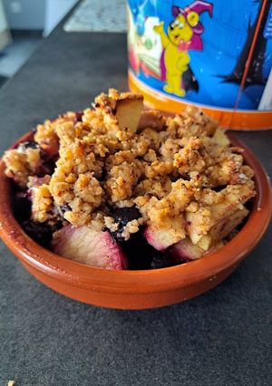 Une photo de Crumble myrtille pomme pécan