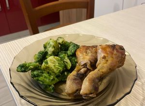 O poză a rețetei Pulpe de pui fragede la cuptor cu garnitură de broccoli.