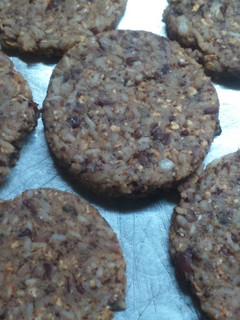 Una foto de Hamburguesas de poroto colorado y arroz sabor cerdo (vegan)!