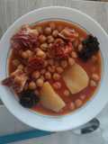 Garbanzos con chorizo, panceta y morcilla