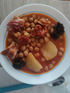 Una foto de Garbanzos con chorizo, panceta y morcilla