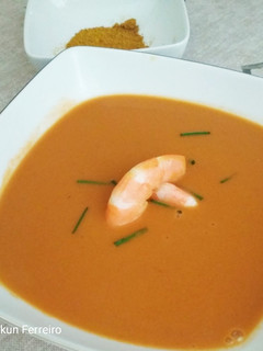 Una foto de Crema de gambas al curry