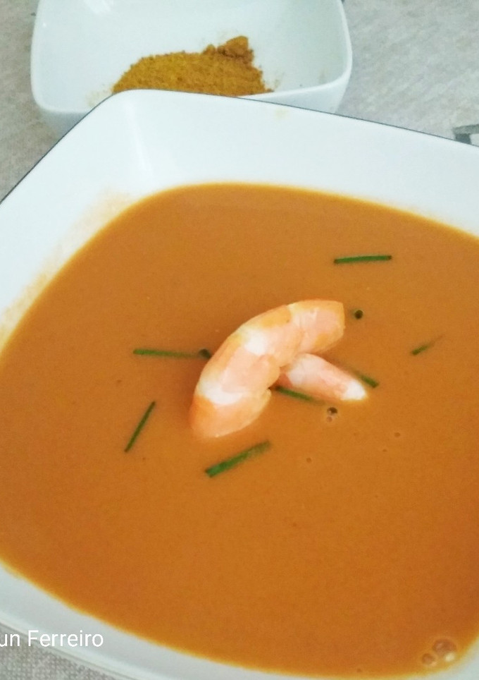 Una foto de Crema de gambas al curry