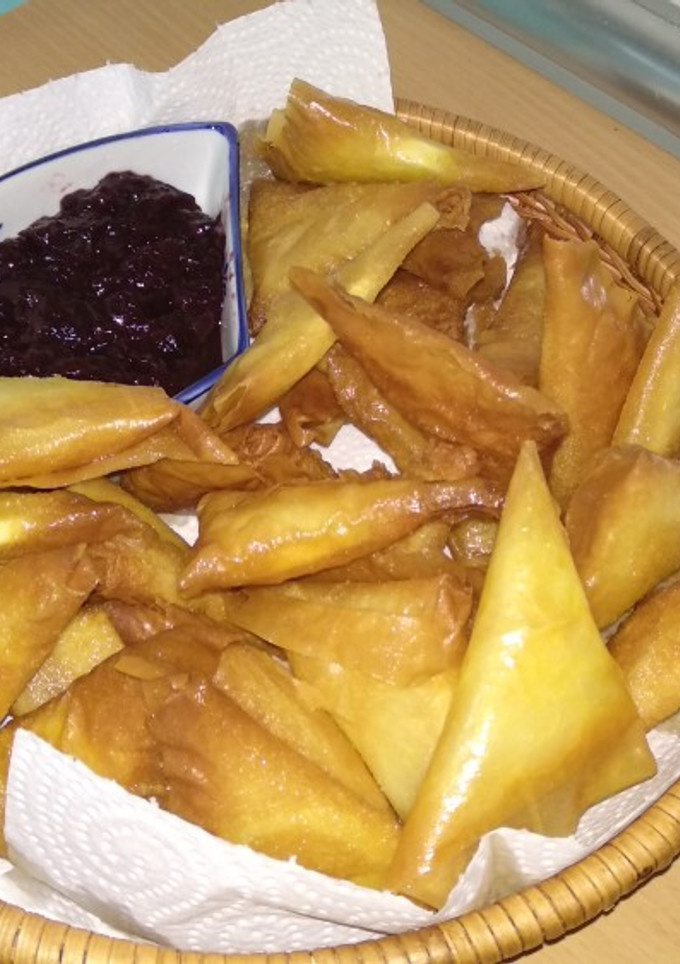 Una foto de Snack de queso brie y mermelada de arándanos
