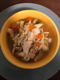 Sopa de verduras con pollo deshebrado (sin grasas)