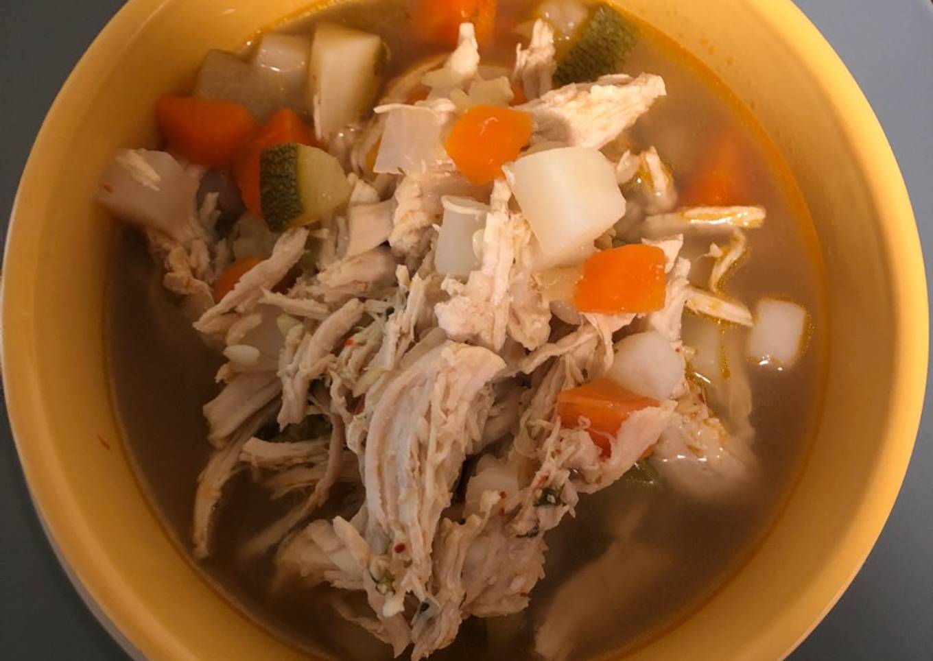 Sopa de verduras con pollo deshebrado (sin grasas)