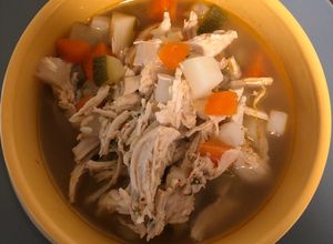 Una foto de Sopa de verduras con pollo deshebrado (sin grasas)