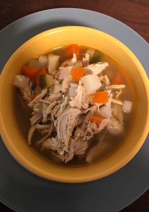 Una foto de Sopa de verduras con pollo deshebrado (sin grasas)