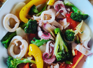 Hình của món Mực xào ớt chuông, bông cải 🥦.