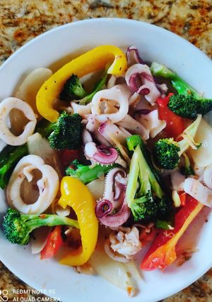 Hình của món Mực xào ớt chuông, bông cải 🥦.