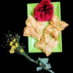 A picture of Chicken flower samosa.