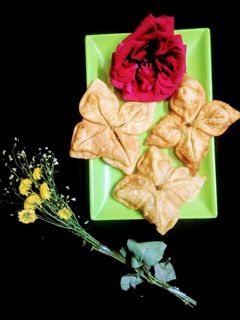 A picture of Chicken flower samosa.