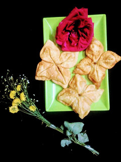 A picture of Chicken flower samosa.