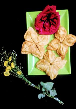 A picture of Chicken flower samosa.