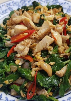 รูปของ ไก่ผัดโหระพาใส่ไข่