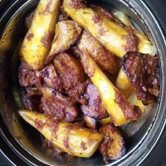 A picture of Fried potatoes and plantain with cray fish sauce.
