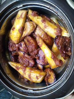 A picture of Fried potatoes and plantain with cray fish sauce.