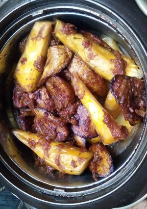 A picture of Fried potatoes and plantain with cray fish sauce.