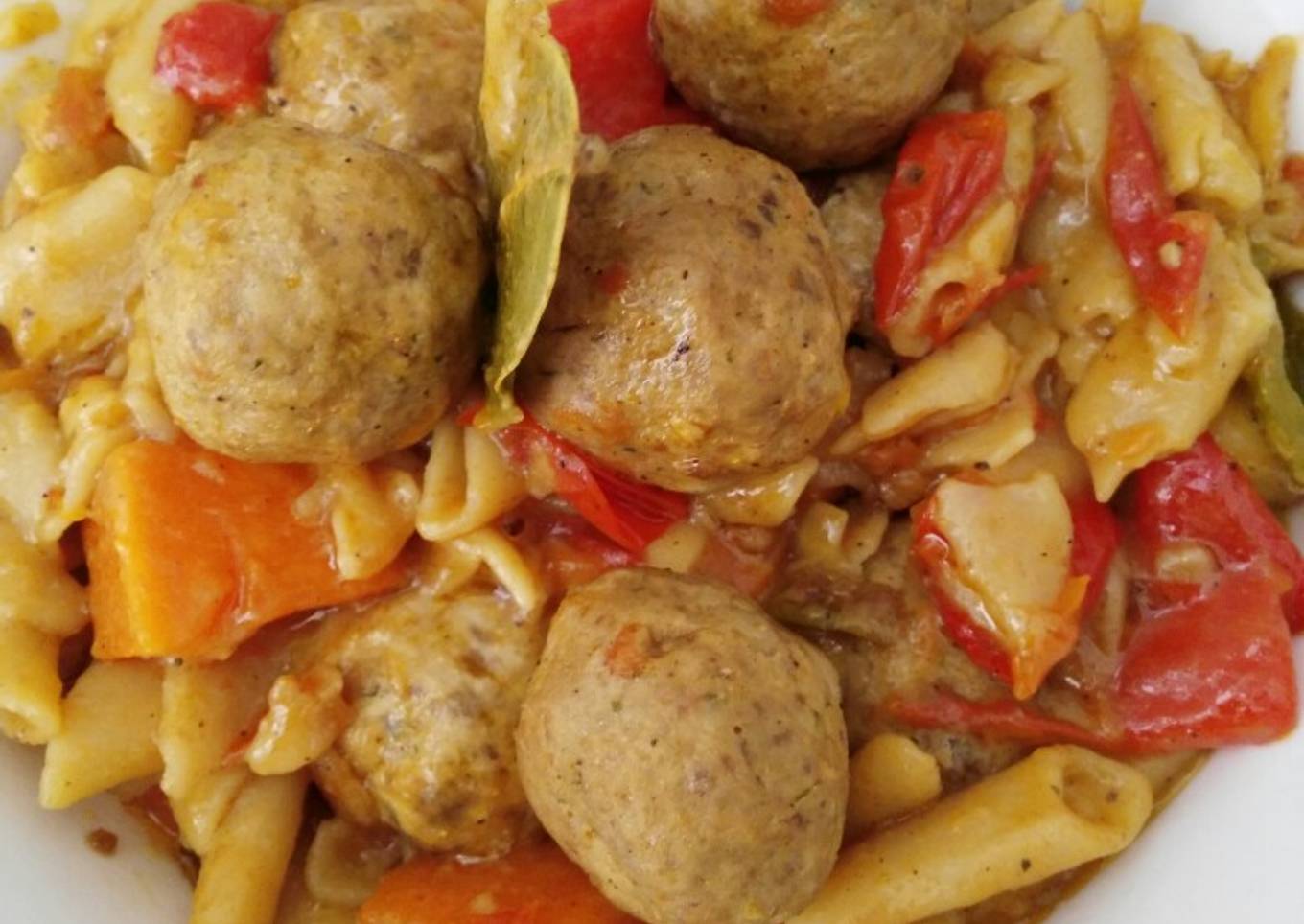 Estofado de pasta con albóndigas de pescado y verduras