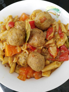 Una foto de Estofado de pasta con albóndigas de pescado y verduras
