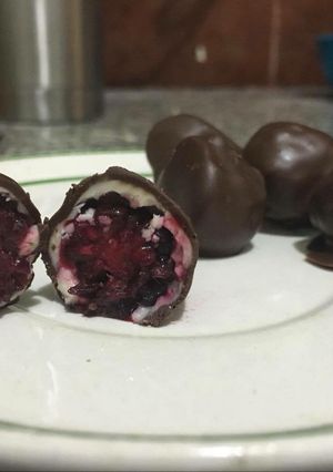 Una foto de Bombones de Frambuesa y dos chocolates