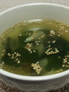 A picture of Easy Wakame and Onion Chinese-Style Soup.