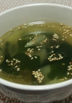 A picture of Easy Wakame and Onion Chinese-Style Soup.