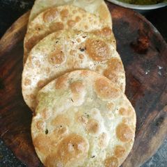 A picture of Matar ki kachori.
