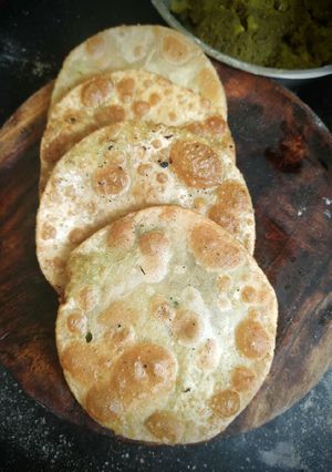 A picture of Matar ki kachori.