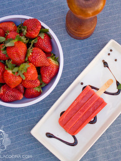 Una foto de Paletas de frutilla con pimienta