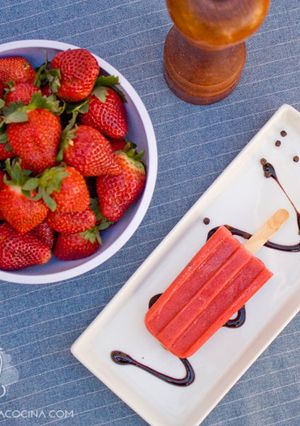 Una foto de Paletas de frutilla con pimienta