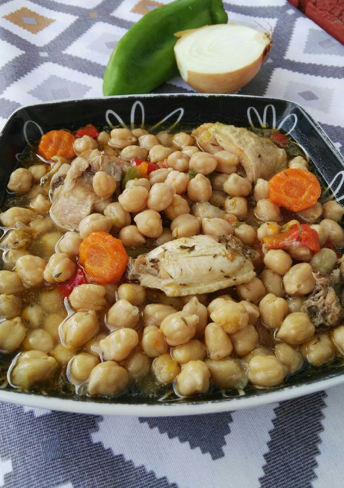 Una foto de Guiso de garbanzos con pollo en olla exprés
