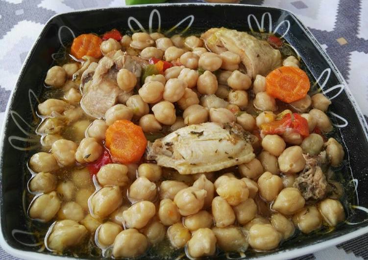 Guiso de garbanzos con pollo en olla exprés Receta de hoy_cocina_lisson (Pilar) - Cookpad