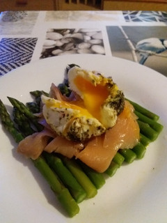 Una foto de Huevo poché sobre cama de espárragos trigueros y salmón ahumado