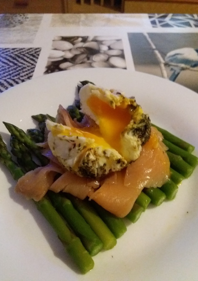 Una foto de Huevo poché sobre cama de espárragos trigueros y salmón ahumado