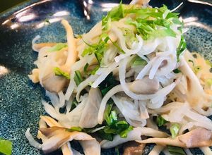 Hình của món Củ cải trắng xào nấm.