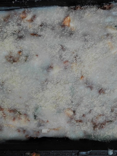 Una foto de Pastel de zapallito, carne y salsa blanca