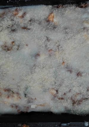 Una foto de Pastel de zapallito, carne y salsa blanca